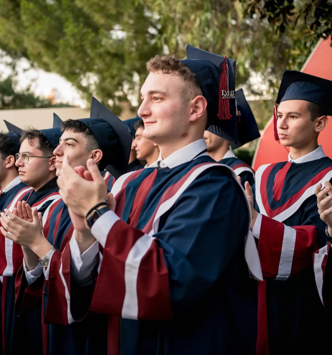 Mezuniyet töreninde alkışlayan Levent College öğrencileri