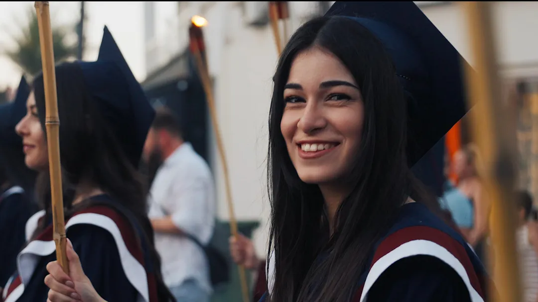 Mezuniyet töreninde gülümseyen Levent College mezunu