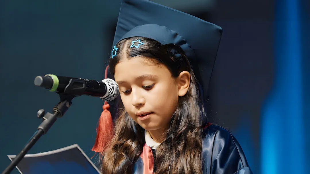 Mezuniyet töreninde konuşma yapan Levent Schools öğrencisi