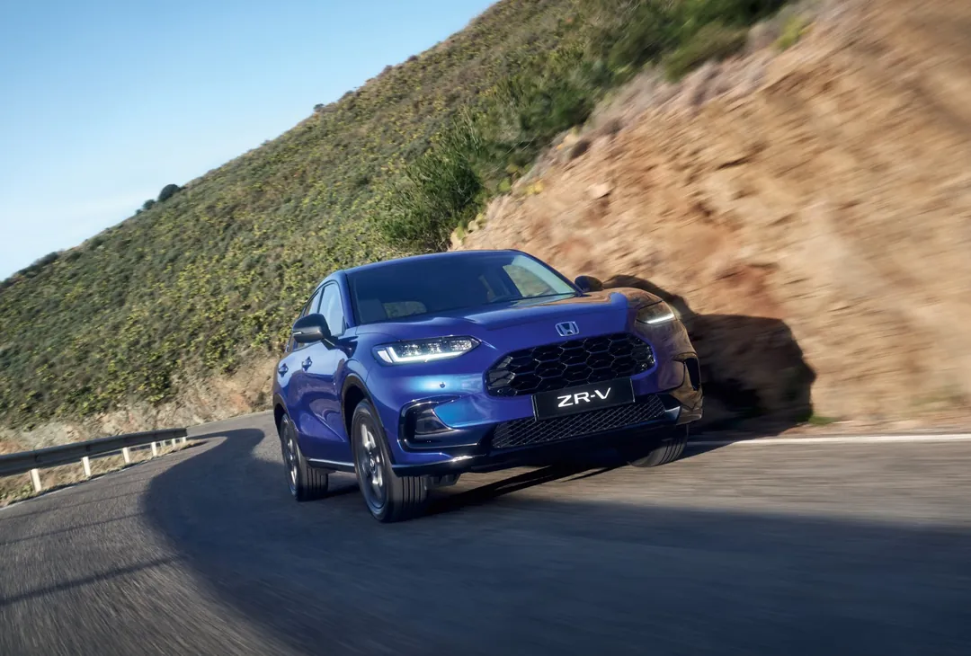 Honda ZR-V virajlı bir yolda