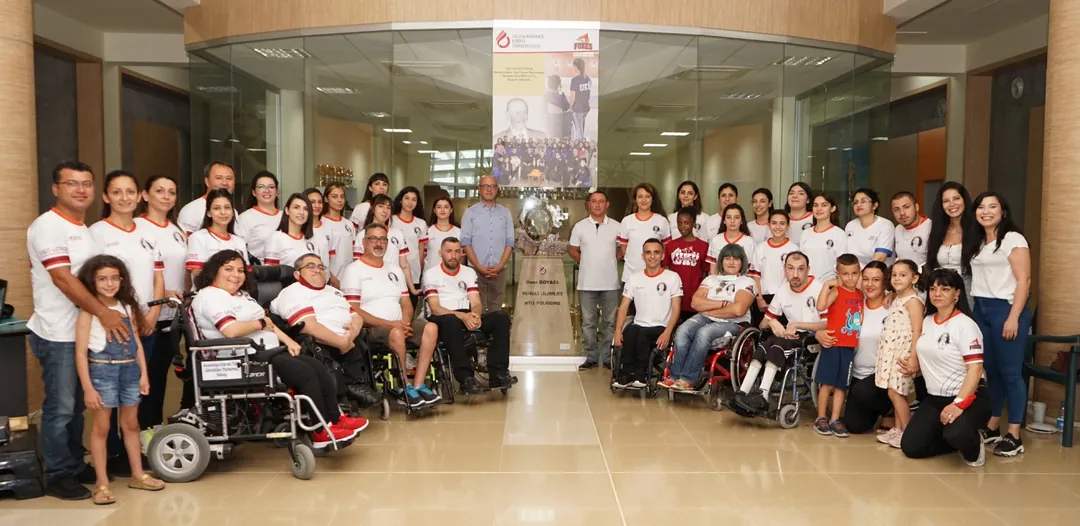 Paralimpik Yıldızlar takımı ve destekçileri